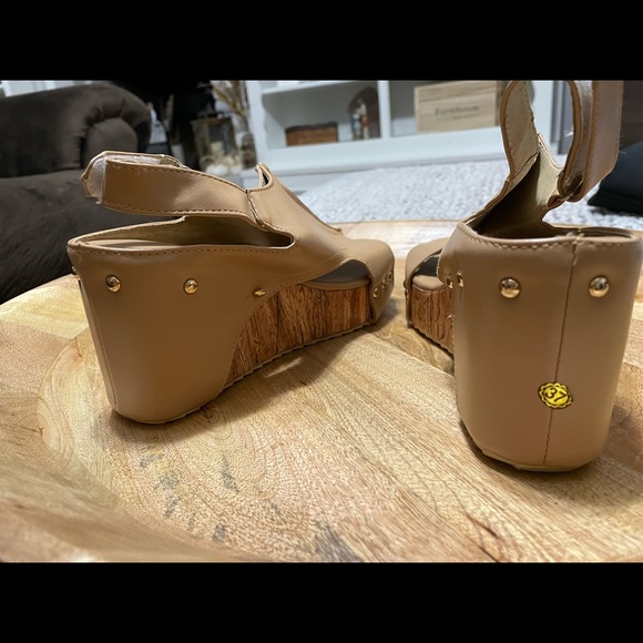 Woman’s Tan Cork Wedges - Picture 6 of 11